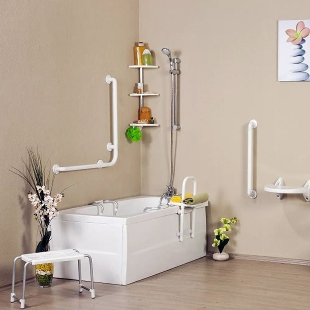 sedile pieghevole a muro per disabili colore bianco, soluzione pratica per mantenere il bagno ordinato