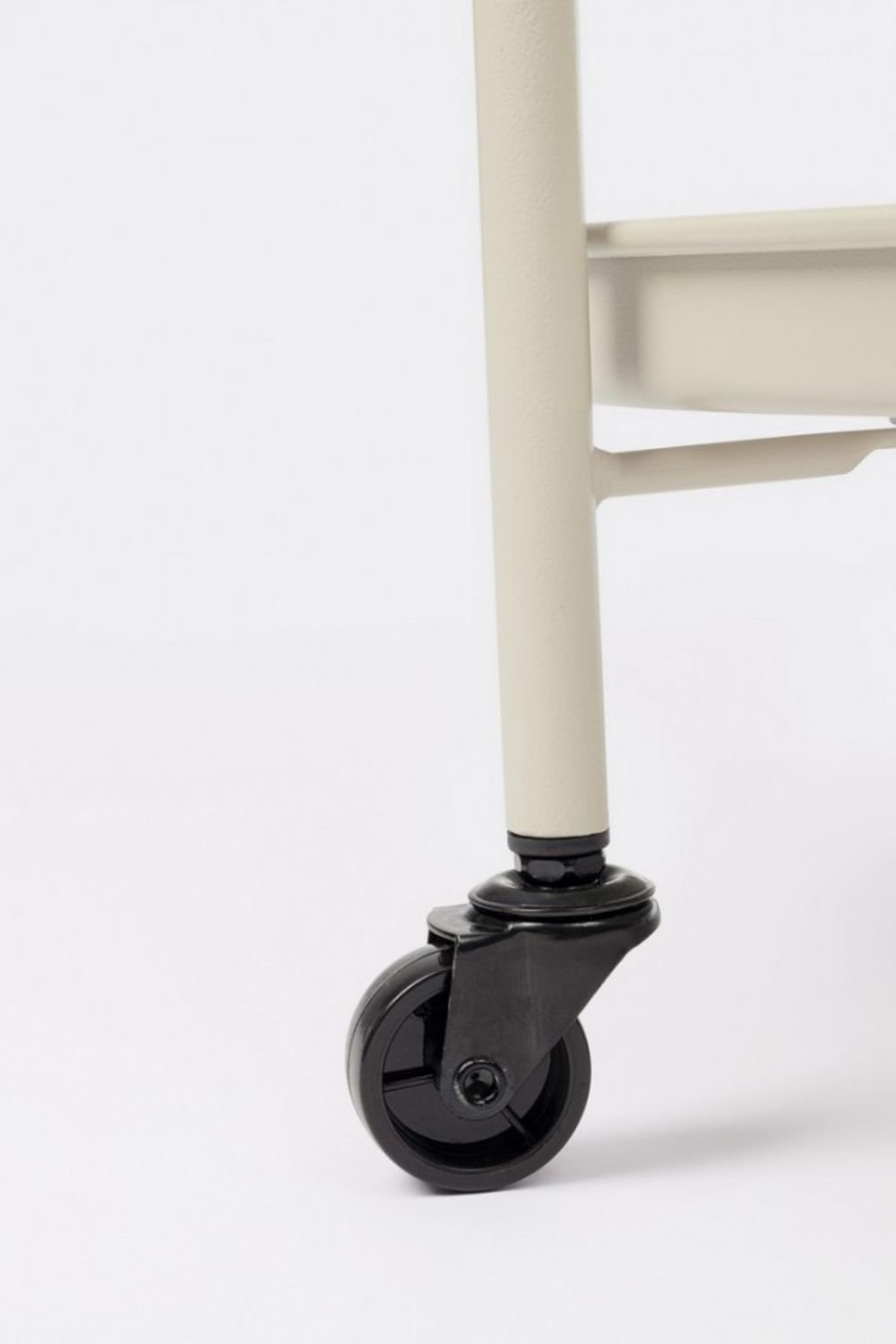 carrello pieghevole austin in acciaio beige, con vassoio, ambientazione d’arredo con il prodotto protagonista