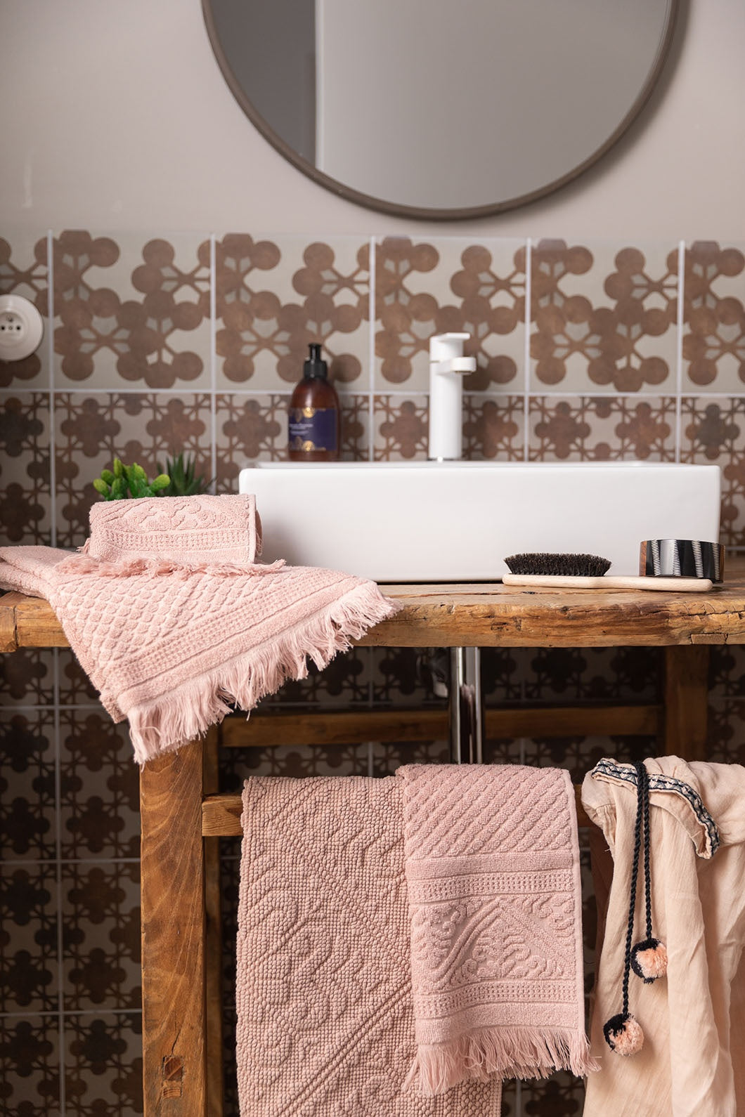asciugamano da bagno zoe aubepine, colore aubepine, taglia 50 x 100. realizzato in 100% cotone, ideale per assorbenza e delicatezza sulla pelle