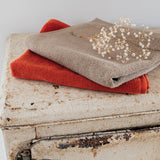 asciugamano con occhiello curl tabacco, colore tabacco, taglia 50 x 50. realizzato in 100% cotone, ideale per assorbenza e delicatezza sulla pelle