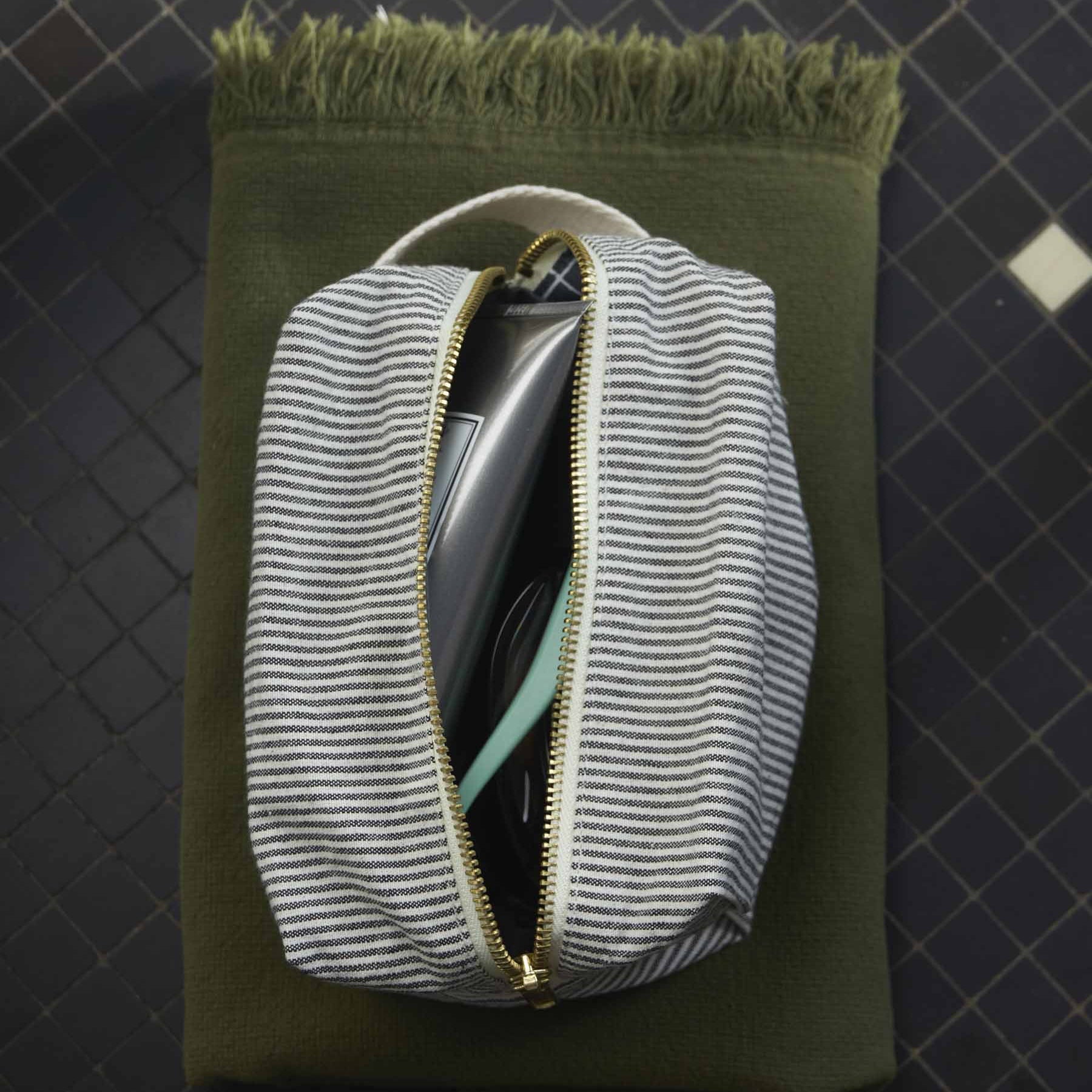 astuccio cubo finette caviar, colore finette caviar, taglia 15,5 x 10 x 10. dettaglio del prodotto da bagno