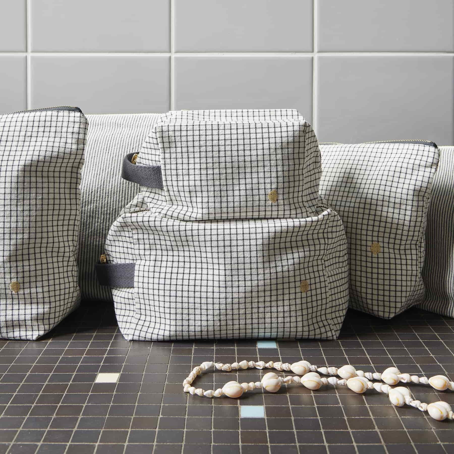 astuccio cubo gustave caviar, colore gustave caviar, taglia 22 x 14 x 10,5. dettaglio del prodotto da bagno