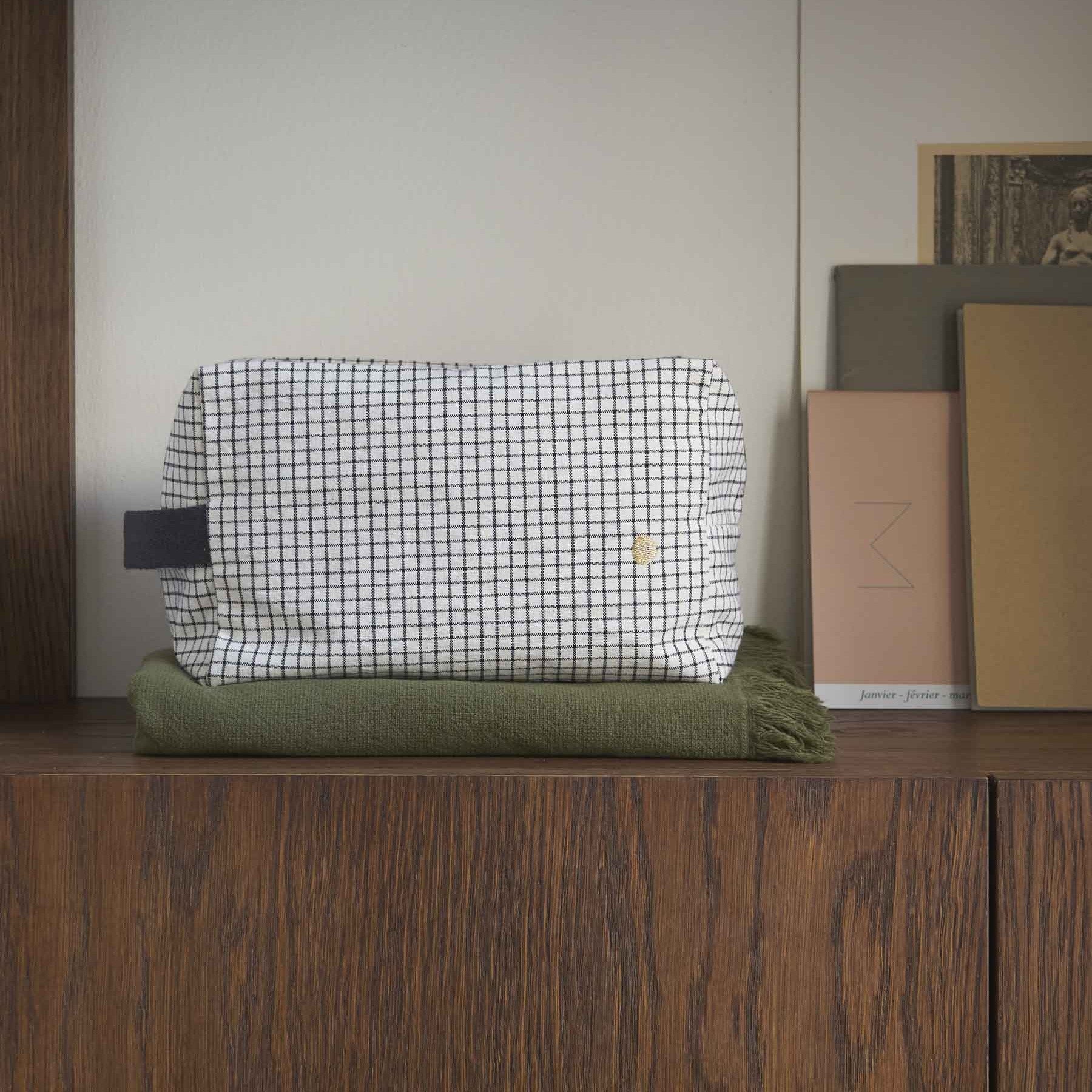 astuccio cubo gustave caviar, colore gustave caviar, taglia 22 x 14 x 10,5. dettaglio del prodotto da bagno