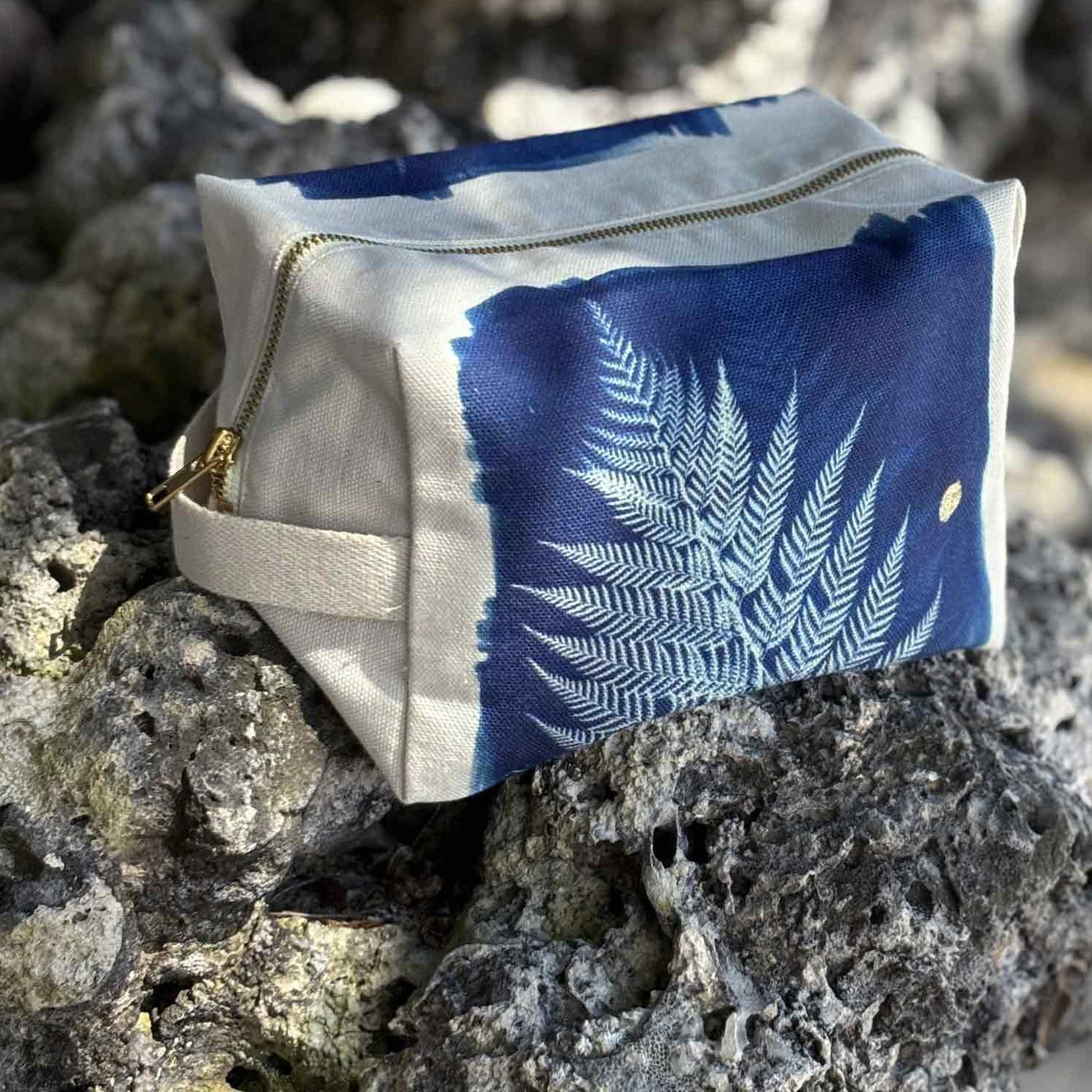 astuccio cubo fougere blu, colore blu, taglia 22 x 14 x 10,5. dettaglio del prodotto da bagno