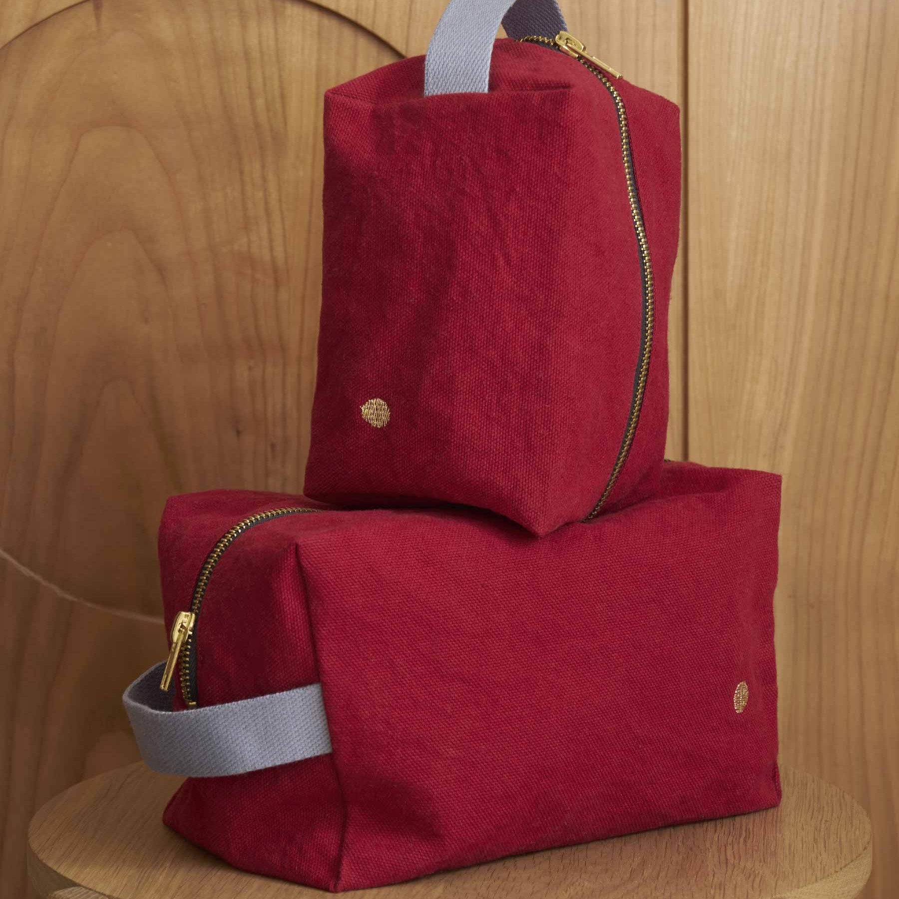 trousse cube iona ciliegia, colore ciliegia, taglia 22 x 14 x 10,5. dettaglio del prodotto da bagno