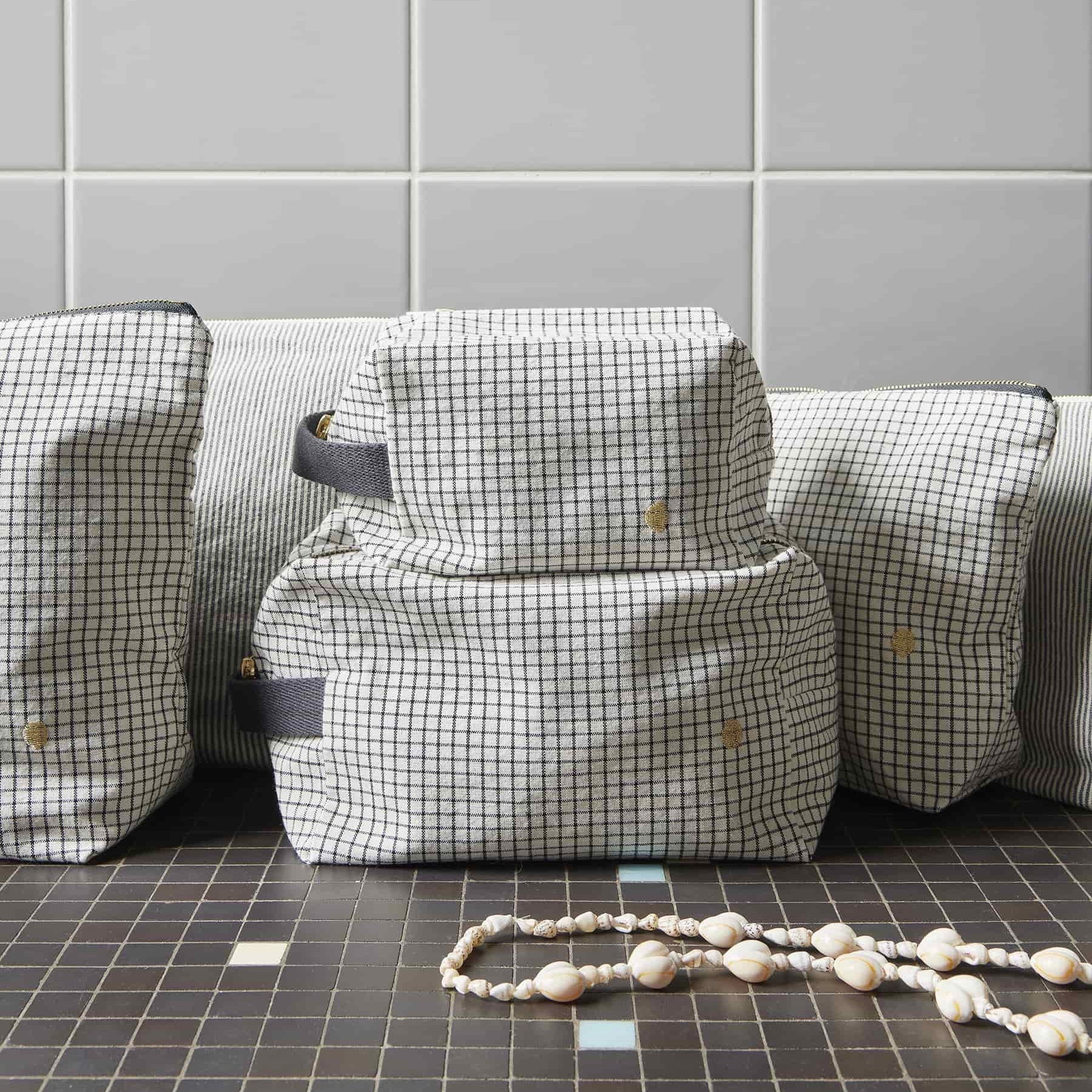 astuccio cubo gustave caviar, colore gustave caviar, taglia 15,5 x 10 x 10. dettaglio del prodotto da bagno