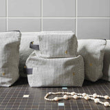 astuccio cubo gustave caviar, colore gustave caviar, taglia 15,5 x 10 x 10. dettaglio del prodotto da bagno