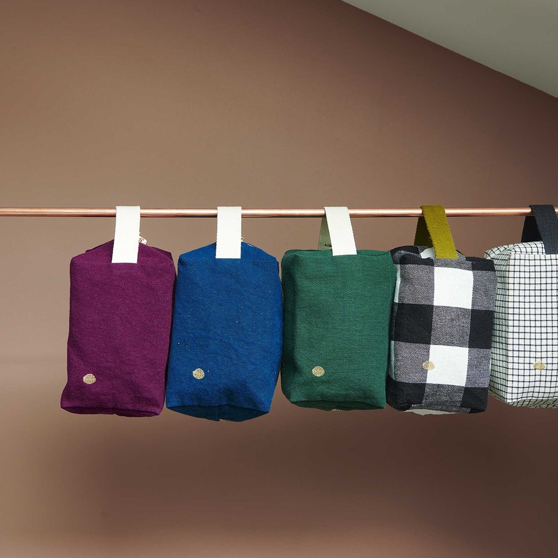 trousse cubo iona uragano, colore uragano, taglia 15,5 x 10 x 10. dettaglio del prodotto da bagno