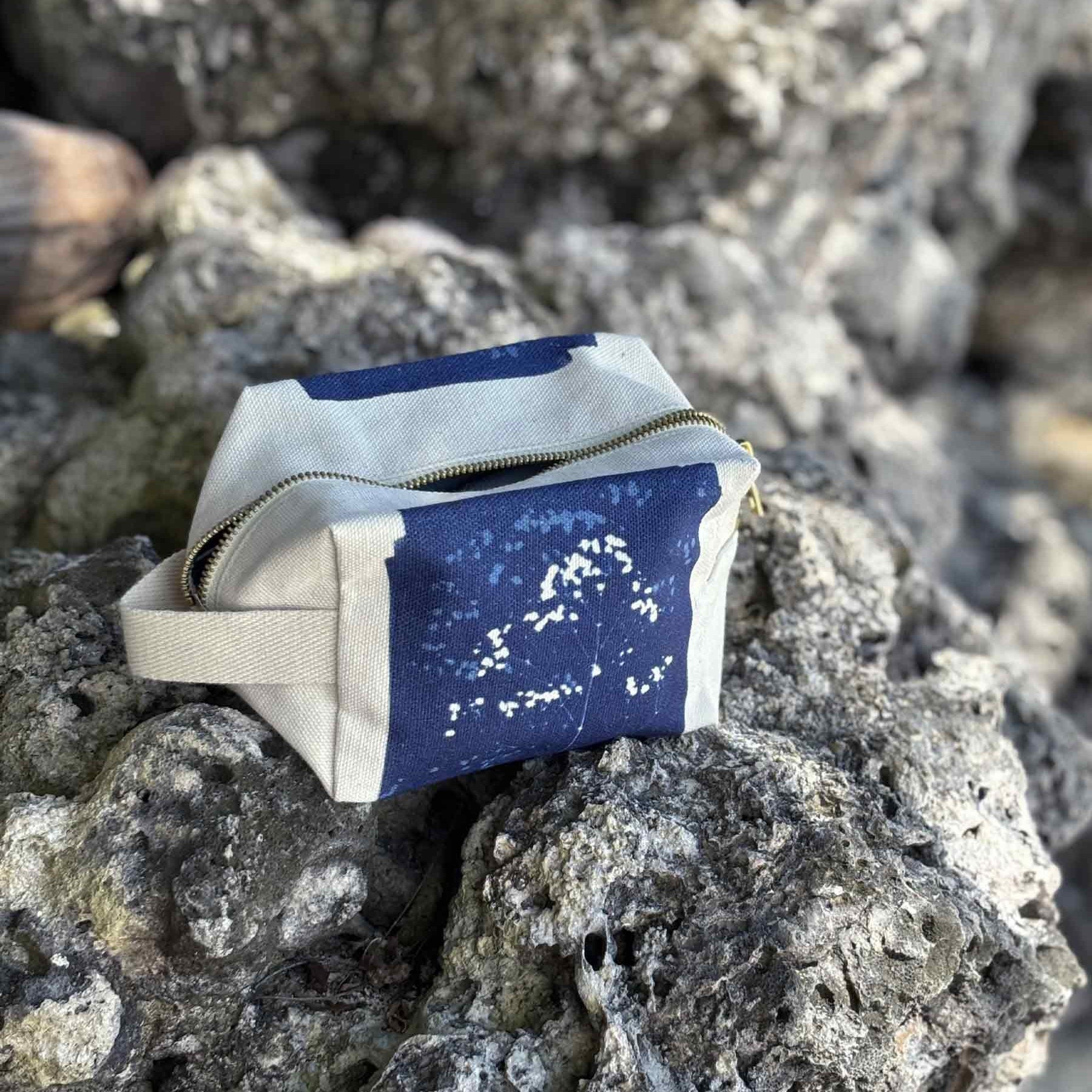 astuccio cubo gypso blu, colore blu, taglia 15,5 x 10 x 10. dettaglio del prodotto da bagno