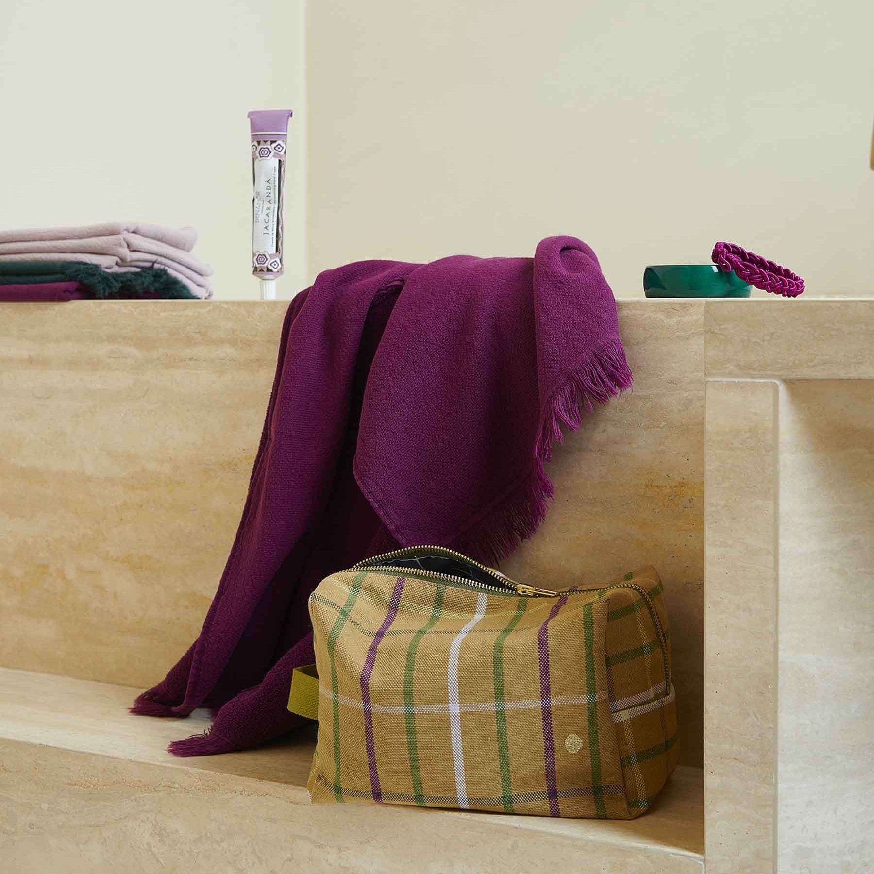 trousse cubo scotty marrone, colore marrone, taglia 22 x 14 x 10,5. dettaglio del prodotto da bagno