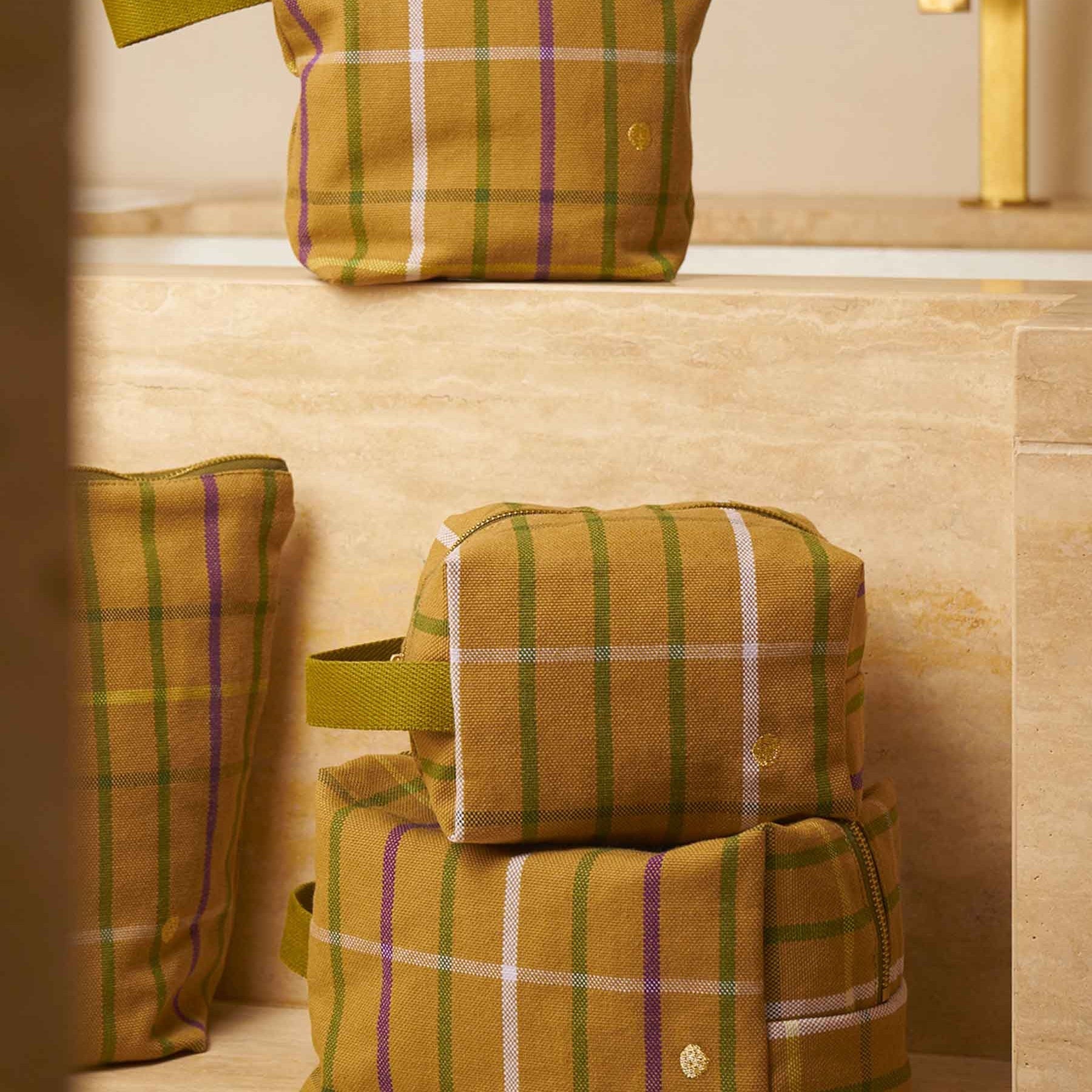 trousse cubo scotty marrone, colore marrone, taglia 22 x 14 x 10,5. dettaglio del prodotto da bagno