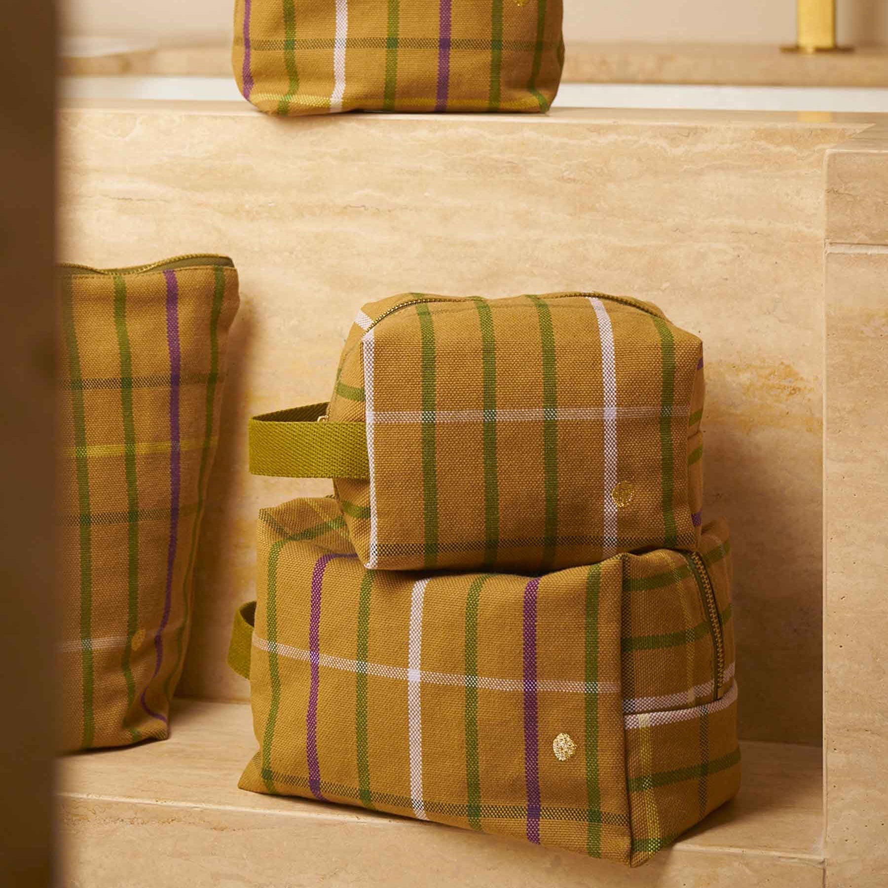 trousse cubo scotty marrone, colore marrone, taglia 15,5 x 10 x 10. dettaglio del prodotto da bagno