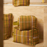 trousse cubo scotty marrone, colore marrone, taglia 15,5 x 10 x 10. dettaglio del prodotto da bagno