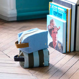 trousse cubo iona bluetiful, colore bluetiful, taglia 10 x 16 x 10. dettaglio del prodotto da bagno