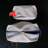 trousse cubo stylo blu, colore blu, taglia 14 x 22 x 11. dettaglio del prodotto da bagno