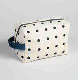 trousse cubo mio ecru, colore ecru, taglia 14 x 22 x 11. dettaglio del prodotto da bagno