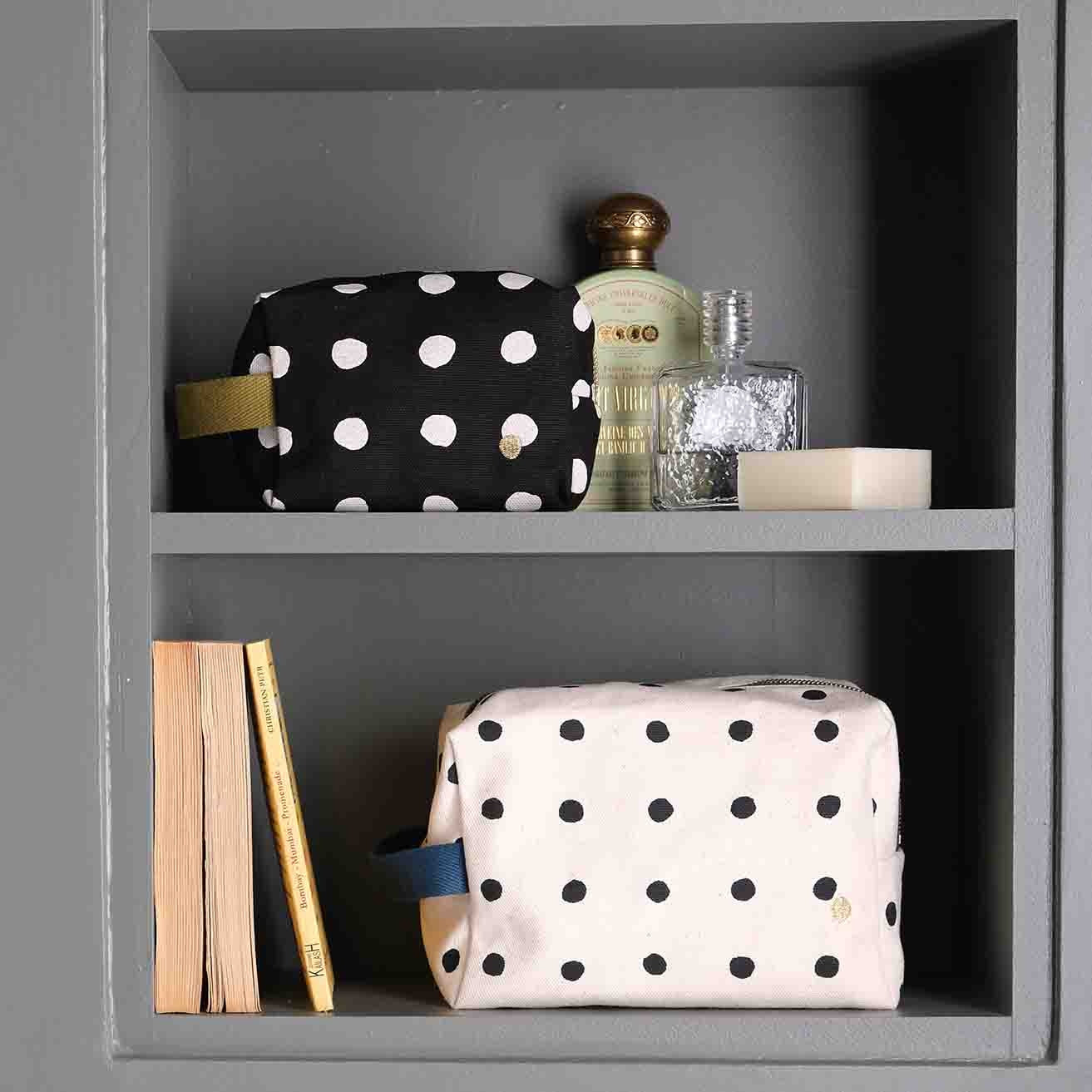 trousse cubo mio ecru, colore ecru, taglia 14 x 22 x 11. dettaglio del prodotto da bagno