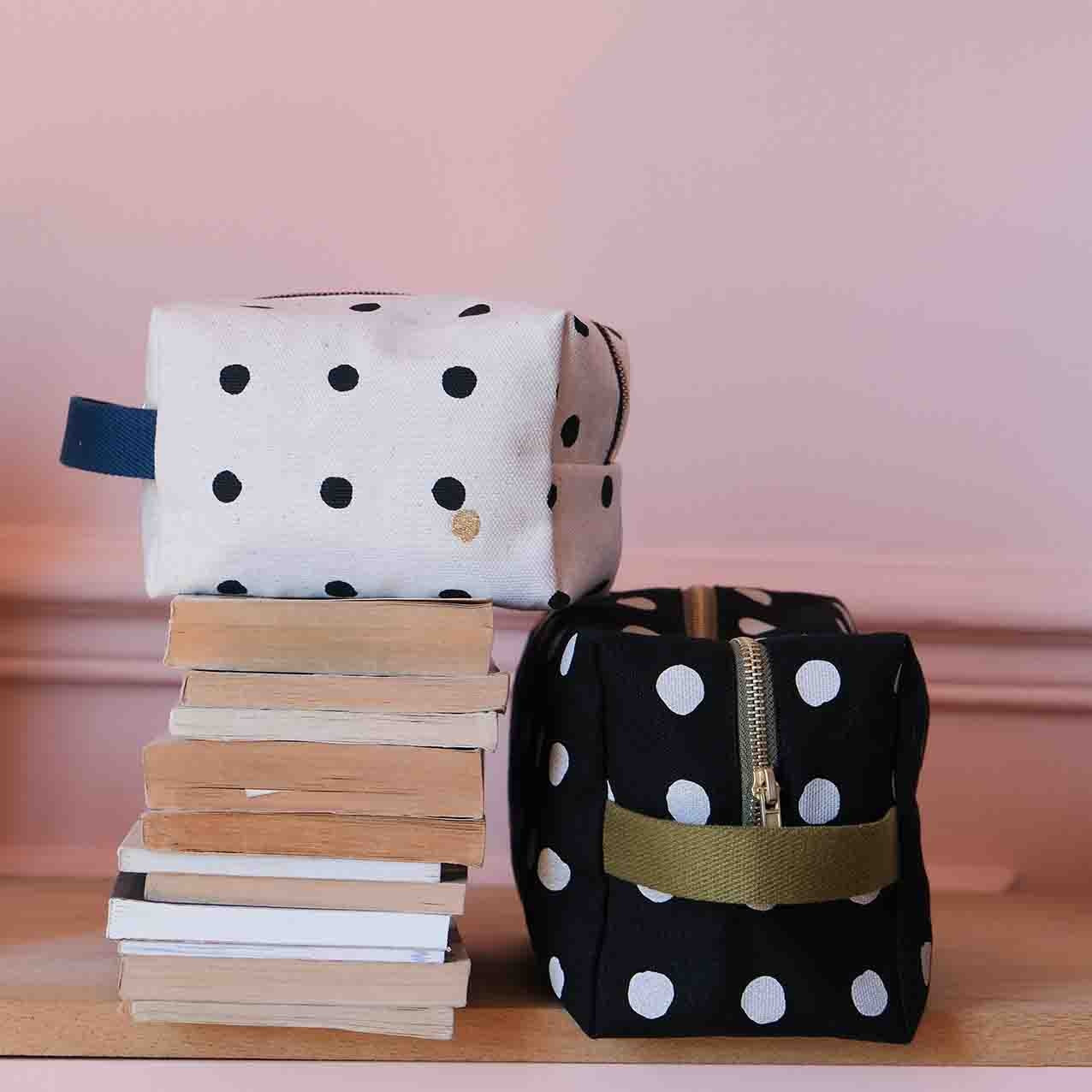 trousse cubo mio ecru, colore ecru, taglia 10 x 16 x 10. dettaglio del prodotto da bagno