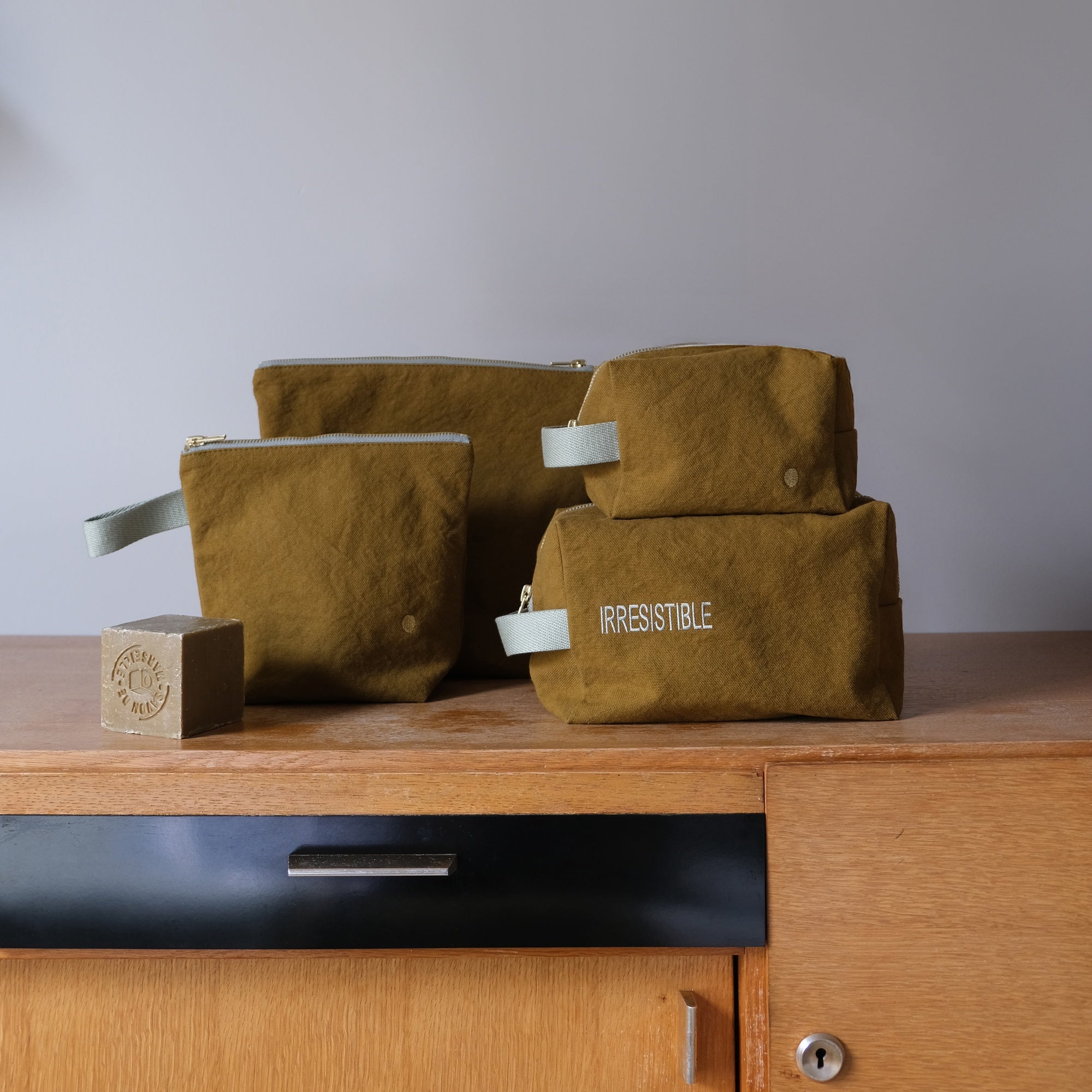 trousse cube iona noci, colore noci, taglia 10 x 16 x 10. dettaglio del prodotto da bagno