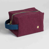 trousse cube iona vino, colore vino, taglia 15,5 x 10 x 10. dettaglio del prodotto da bagno