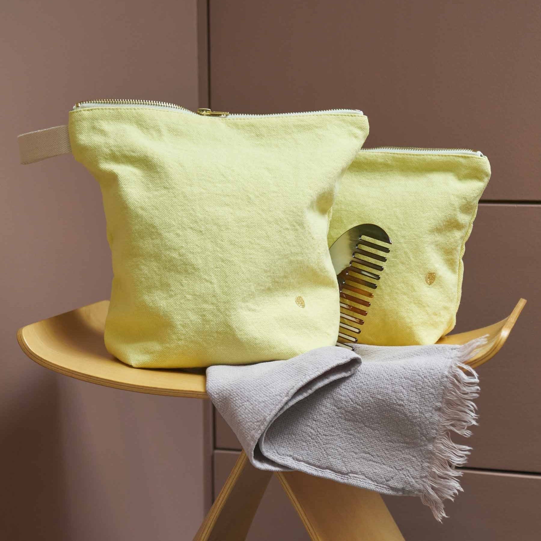 trousse da toilette iona luce del sole, colore luce del sole, taglia 22 x 18 x 7,5. dettaglio del prodotto da bagno