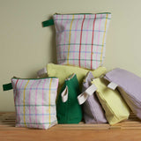 trousse da toilette iona luce del sole, colore luce del sole, taglia 22 x 18 x 7,5. dettaglio del prodotto da bagno