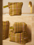 trousse da toilette scotty marrone, colore marrone, taglia 28 x 23 x 10. dettaglio del prodotto da bagno