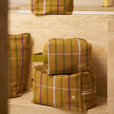 trousse da toilette scotty marrone, colore marrone, taglia 22 x 18 x 7,5. dettaglio del prodotto da bagno
