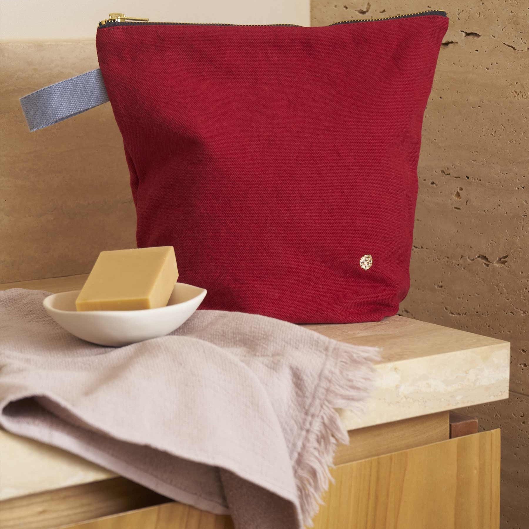 trousse da toilette iona ciliegia, colore ciliegia, taglia 28 x 23 x 10. dettaglio del prodotto da bagno