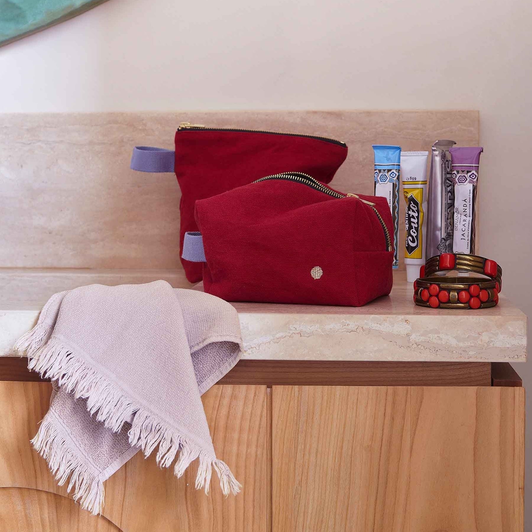 trousse da toilette iona ciliegia, colore ciliegia, taglia 28 x 23 x 10. dettaglio del prodotto da bagno