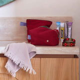 trousse da toilette iona ciliegia, colore ciliegia, taglia 28 x 23 x 10. dettaglio del prodotto da bagno