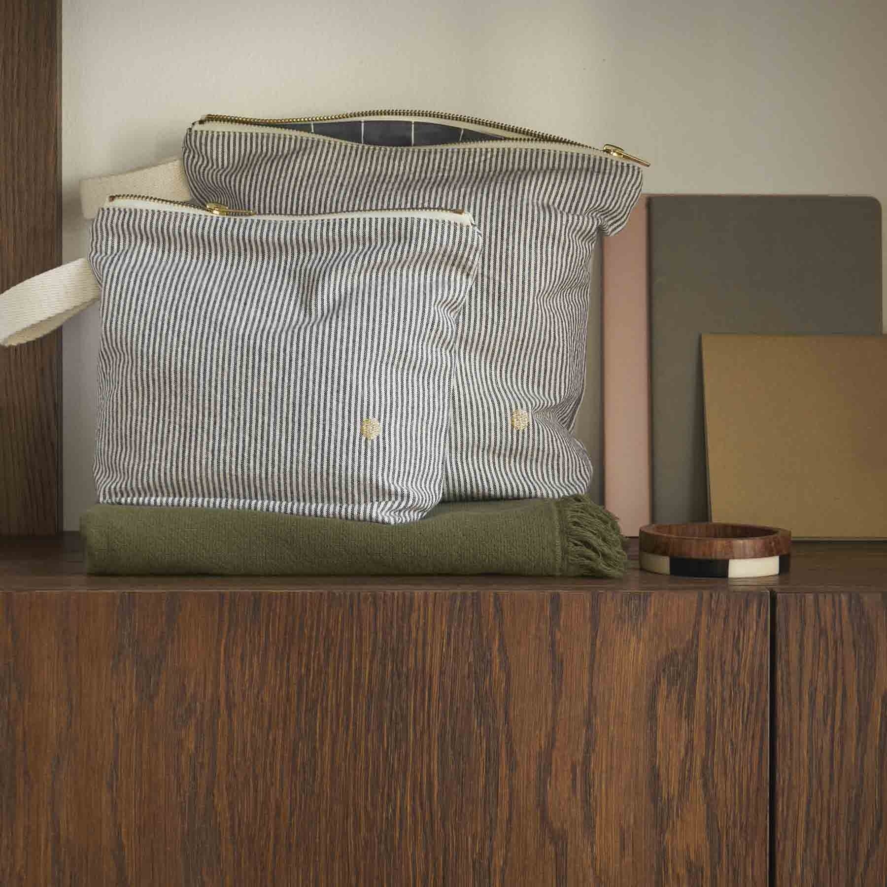 trousse da toilette finette caviar, colore finette caviar, taglia 22 x 18 x 7,5. dettaglio del prodotto da bagno