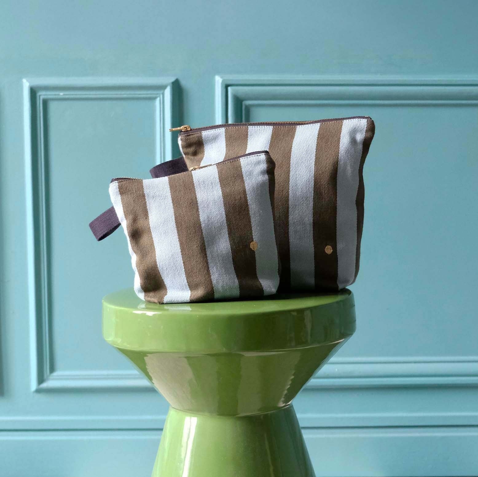 trousse da toilette rita matcha, colore matcha, taglia 23 x 28 x 10. dettaglio del prodotto da bagno