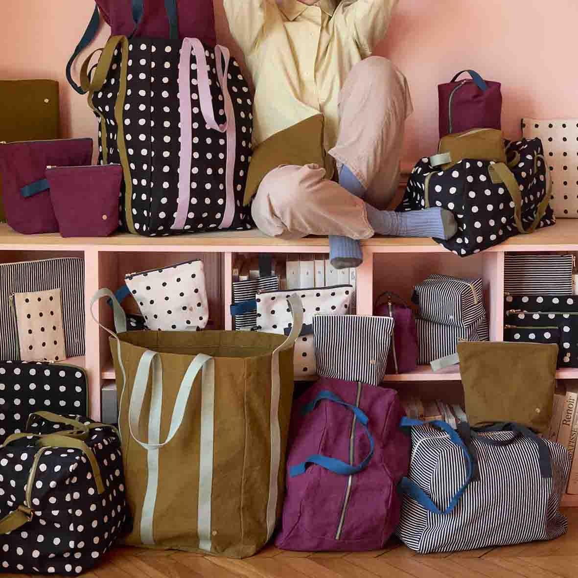 trousse da toilette iona noci, colore noci, taglia 28 x 23 x 10. dettaglio del prodotto da bagno