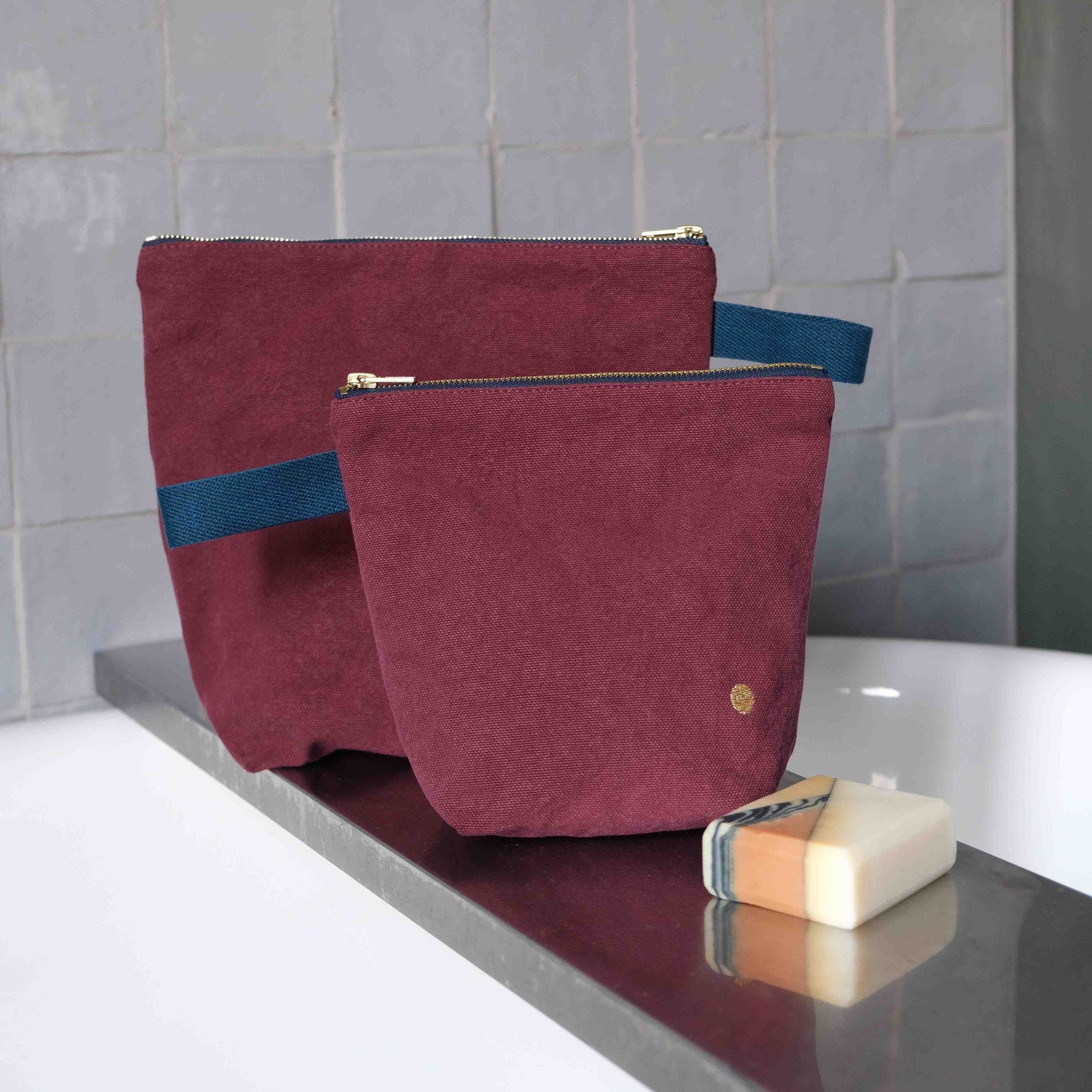 trousse da toilette iona vino, colore vino, taglia 22 x 18 x 7,5. dettaglio del prodotto da bagno