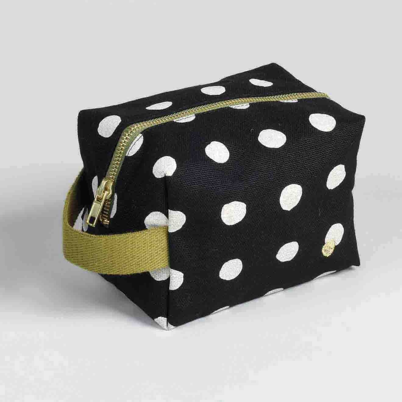 trousse da toilette mia caviale, colore caviale, taglia 18 x 22 x 8. dettaglio del prodotto da bagno