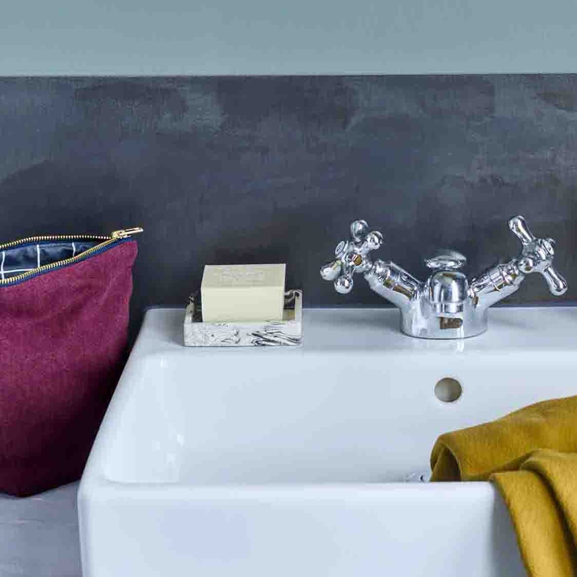 trousse da toilette iona vino, colore vino, taglia 28 x 23 x 10. design compatto e funzionale per contenere trucchi e prodotti skincare