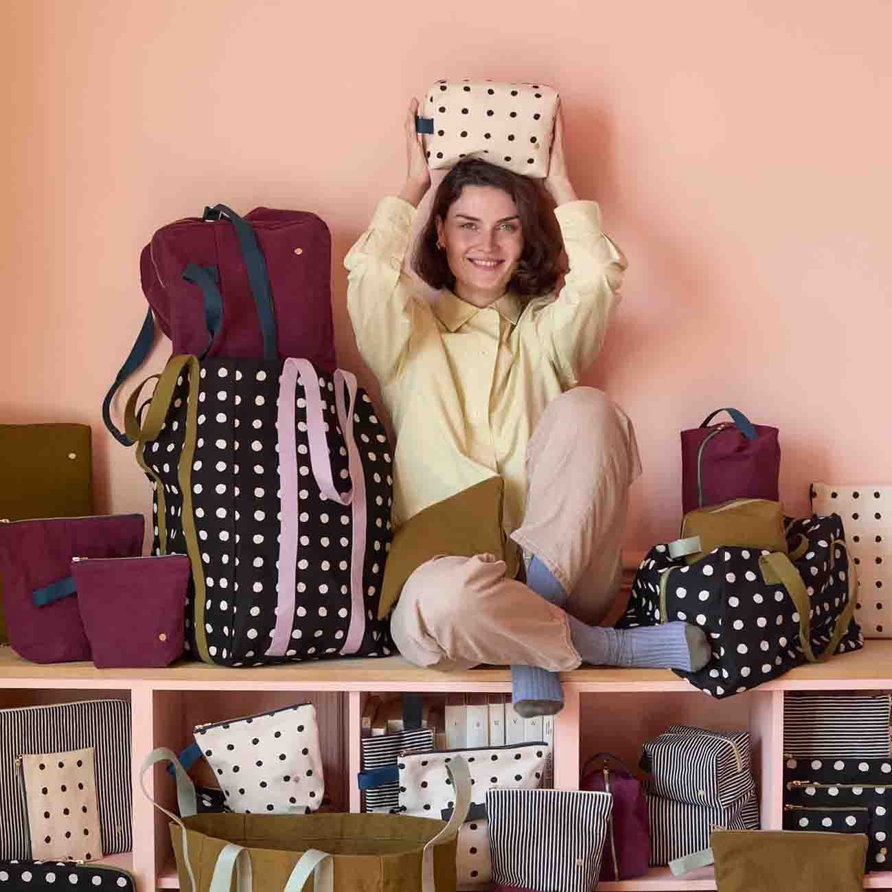 trousse de toilette mio ecru, colore ecru, taglia 18 x 22 x 8. beauty case sostenibile ideale per viaggi, weekend e uso quotidiano