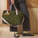 borsa da viaggio iona cavolo riccio, colore cavolo riccio, taglia 30 x 42 x 20. realizzata in 100% cotone bio, pensata per viaggiare con stile e sostenibilità