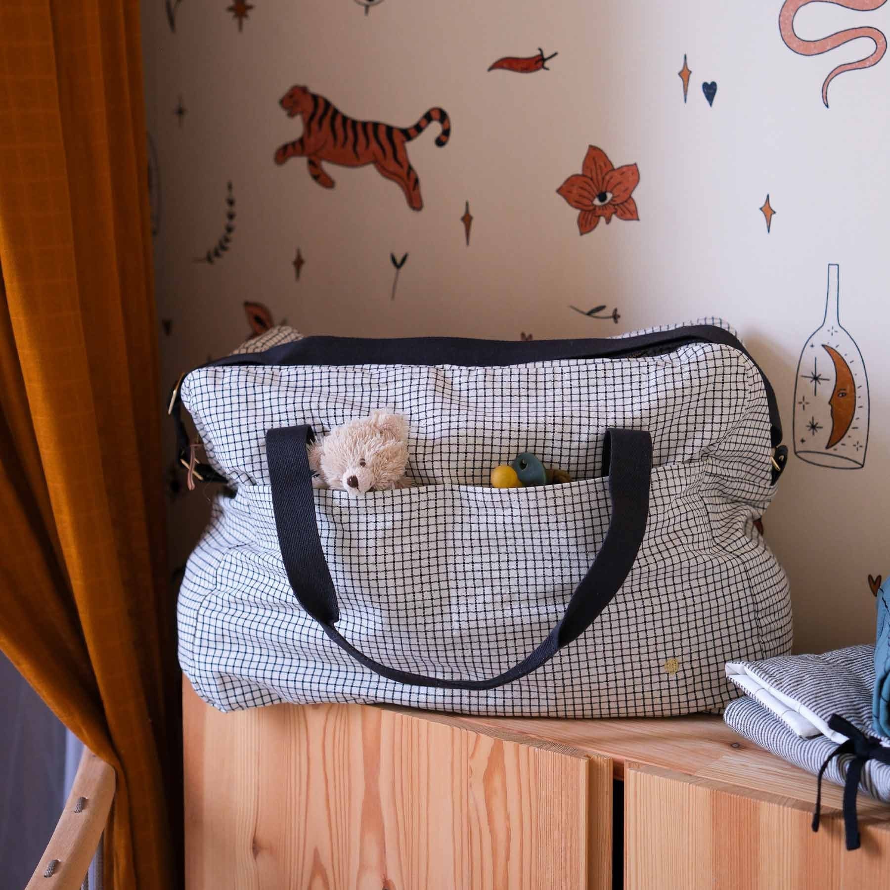 borsa da viaggio gustave caviar, colore gustave caviar, taglia 30 x 42 x 20. realizzata in 100% cotone bio, pensata per viaggiare con stile e sostenibilità