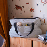 borsa da viaggio gustave caviar, colore gustave caviar, taglia 30 x 42 x 20. realizzata in 100% cotone bio, pensata per viaggiare con stile e sostenibilità