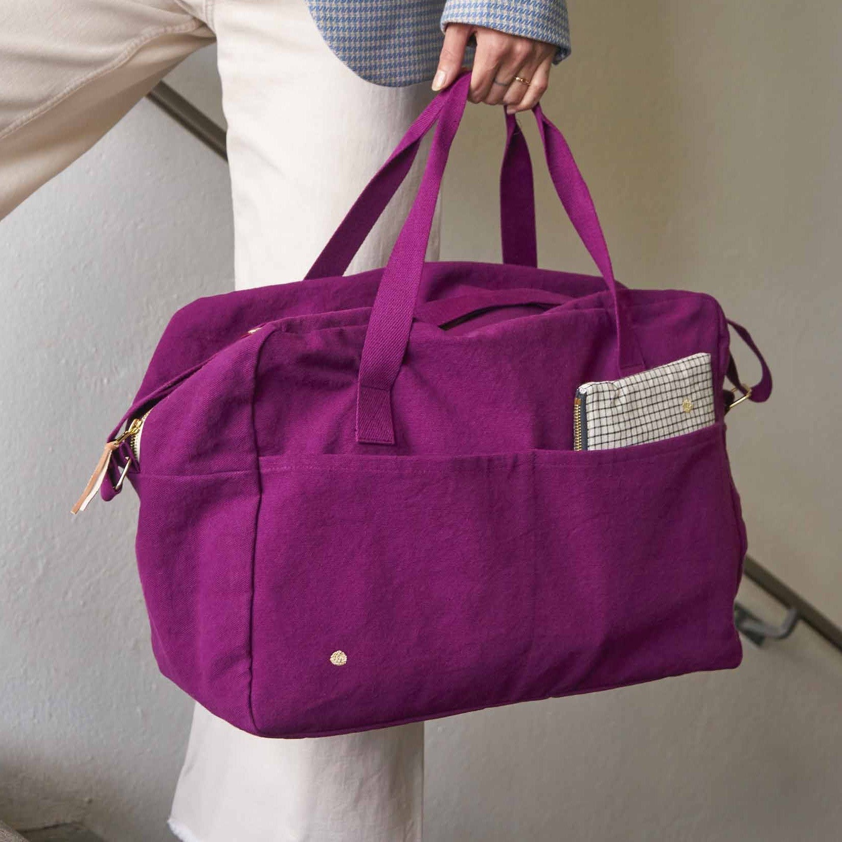 borsa da viaggio iona pioggia viola, colore pioggia viola, taglia 30 x 42 x 20. realizzata in 100% cotone bio, pensata per viaggiare con stile e sostenibilità