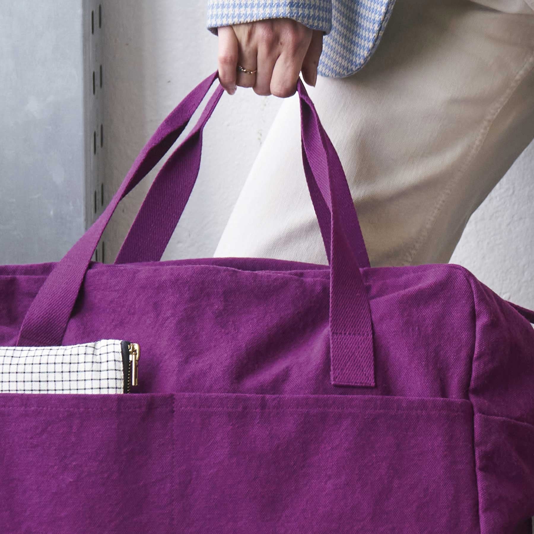 borsa da viaggio iona pioggia viola, colore pioggia viola, taglia 30 x 42 x 20. modello capiente ideale per brevi soggiorni o palestra