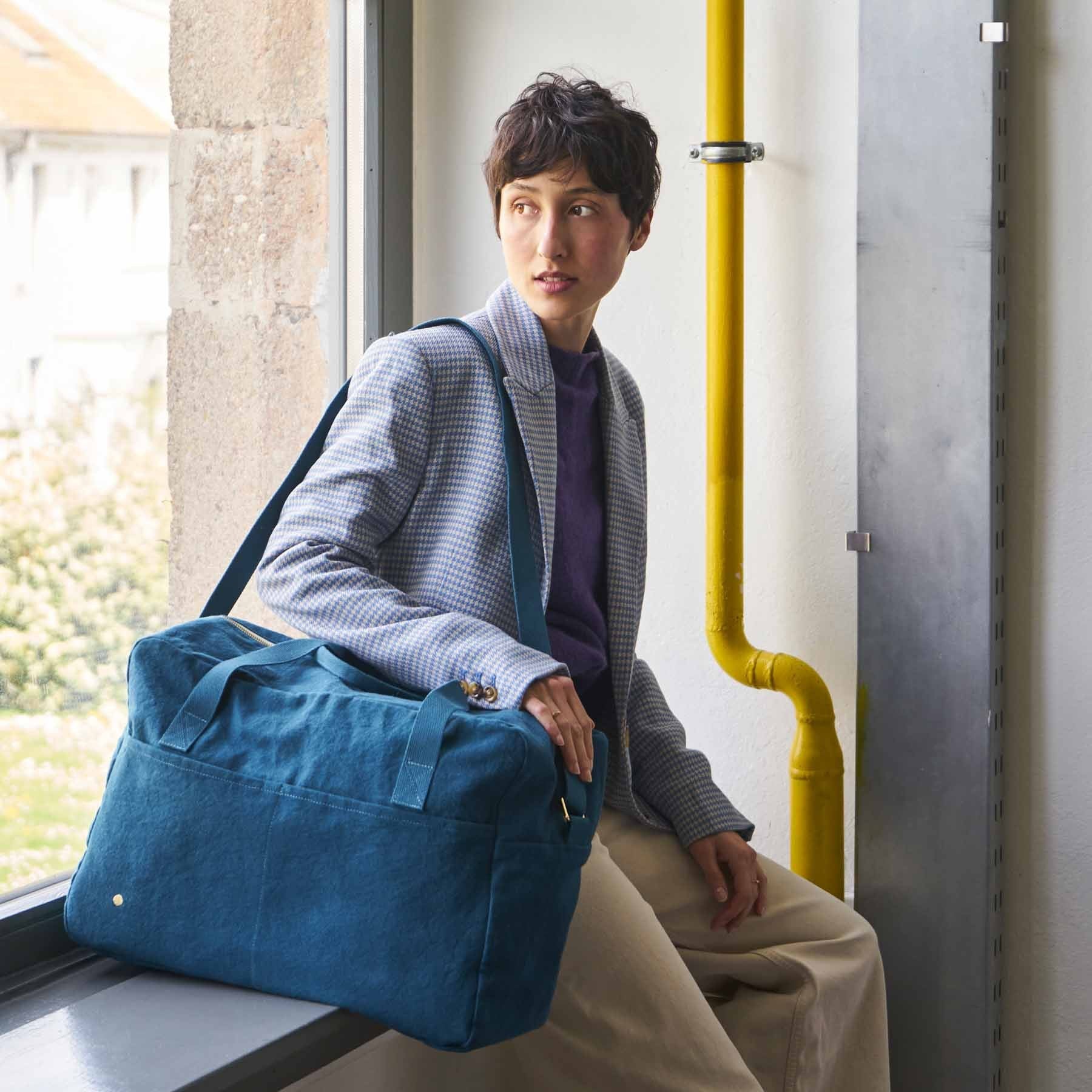 borsa da viaggio iona uragano, colore uragano, taglia 30 x 42 x 20. comoda e versatile, perfetta per chi ama muoversi in libertà