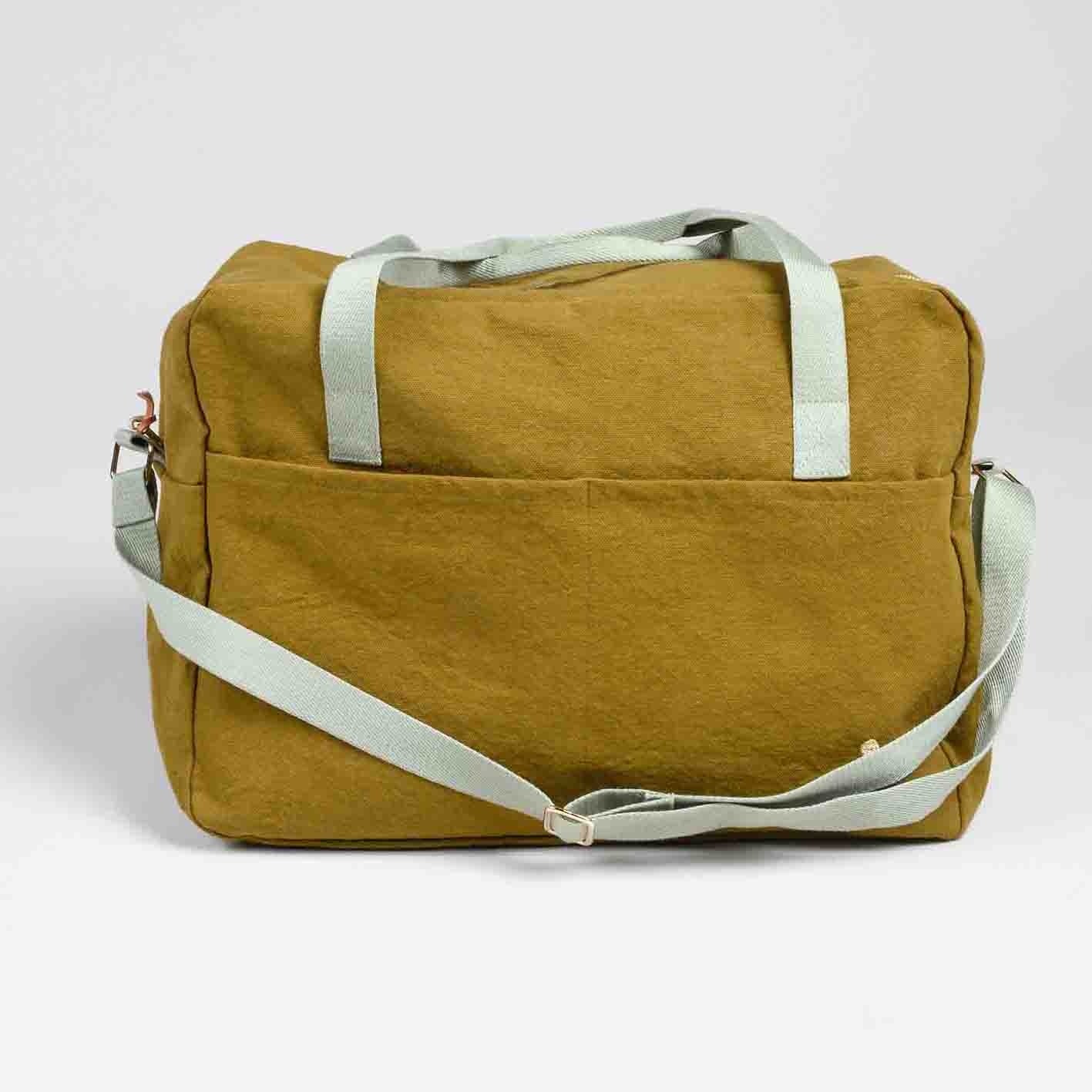 borsa da viaggio iona noci, colore noci, taglia 30 x 42 x 20. realizzata in 100% cotone bio, pensata per viaggiare con stile e sostenibilità