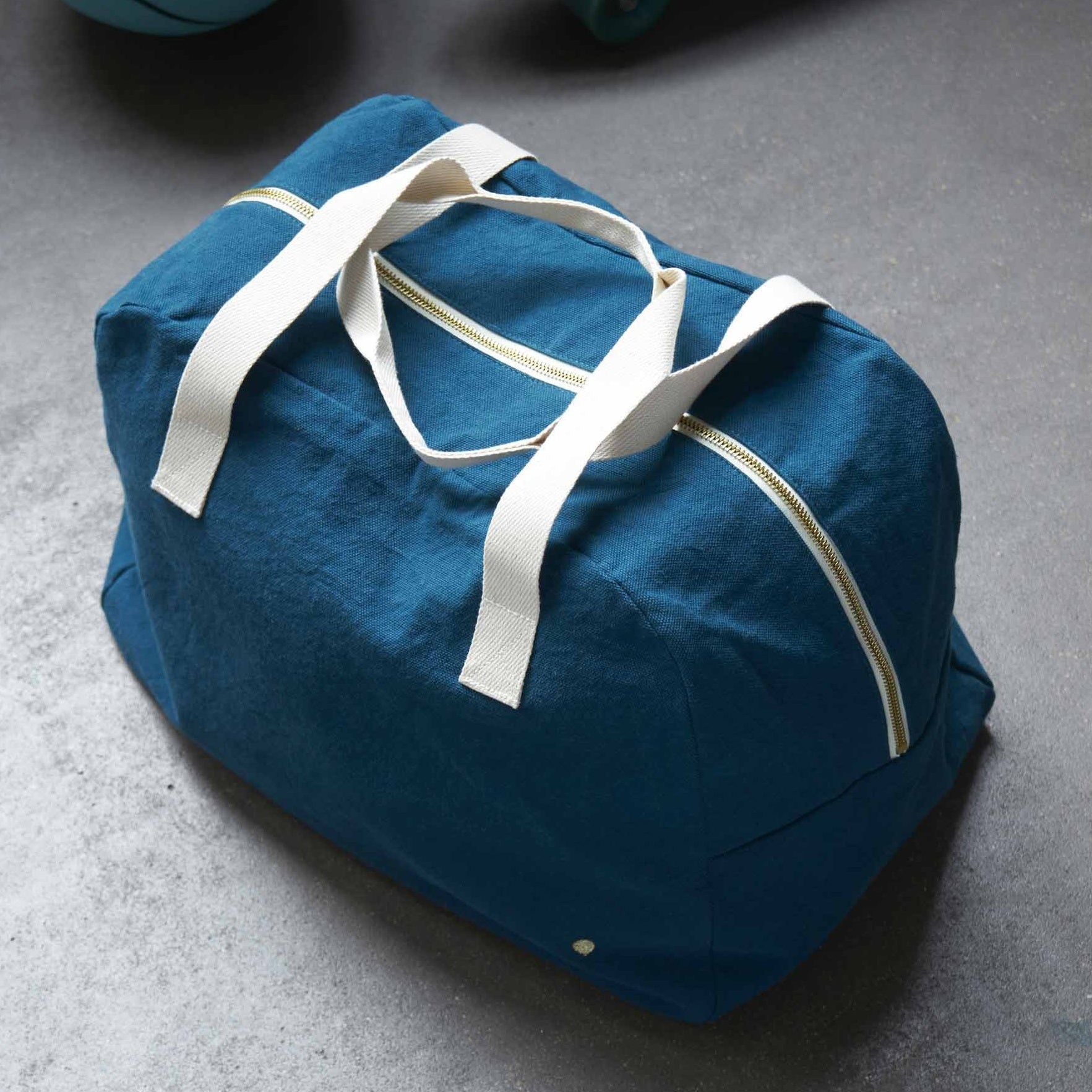 borsa weekend iona uragano, colore uragano, taglia 28 x 42 x 20. realizzata in 100% cotone bio, pensata per viaggiare con stile e sostenibilità