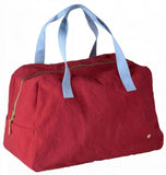 borsa weekend iona ciliegia, colore ciliegia, taglia 28 x 42 x 20. vista frontale della borsa da viaggio su sfondo bianco