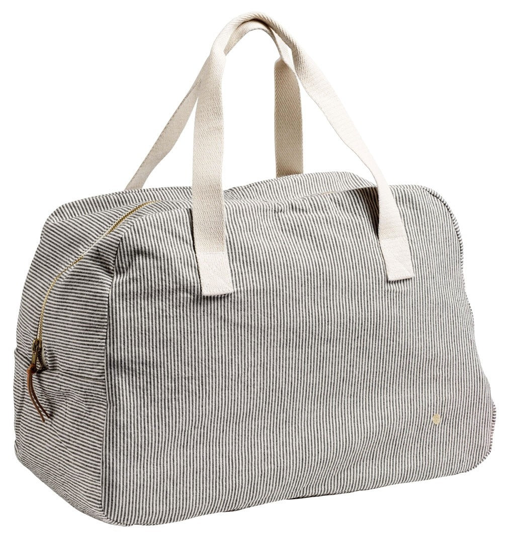 borsa weekend finette caviar, colore finette caviar, taglia 28 x 42 x 20. vista frontale della borsa da viaggio su sfondo bianco