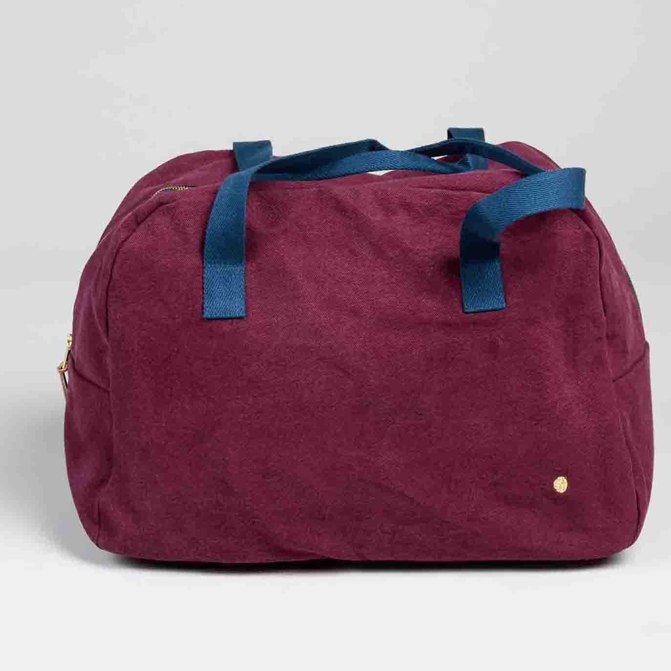 borsa weekend iona vino, colore vino, taglia 28 x 42 x 20. realizzata in 100% cotone bio, pensata per viaggiare con stile e sostenibilità
