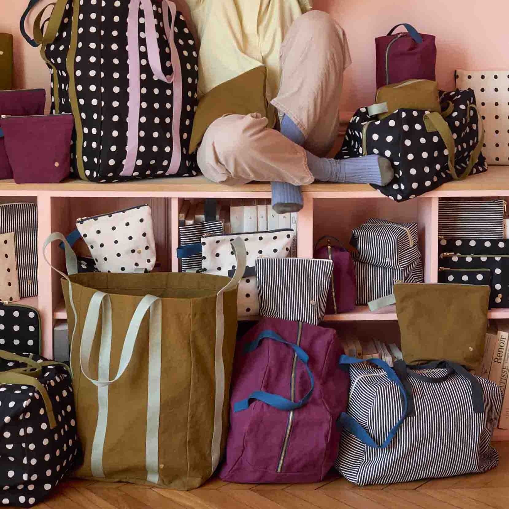 borsa weekend iona vino, colore vino, taglia 28 x 42 x 20. accessorio pratico e leggero per un viaggio responsabile